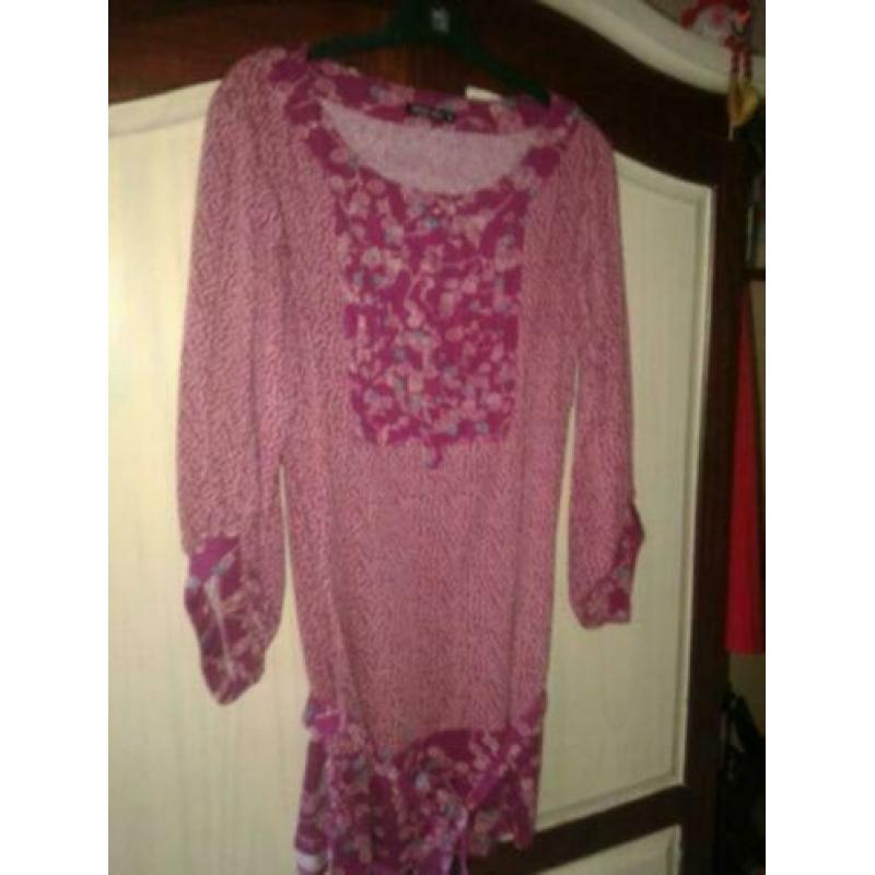 Leuke tuniek in bordeaux rood met print en 3/4 mouwen. 95% V