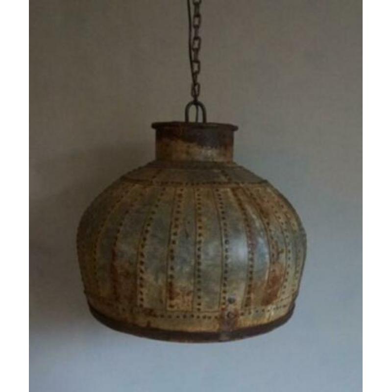 Markttafel,luiken,vacht,paspop,kastje,kist,lamp,kleding,lade