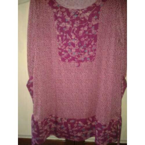 Leuke tuniek in bordeaux rood met print en 3/4 mouwen. 95% V