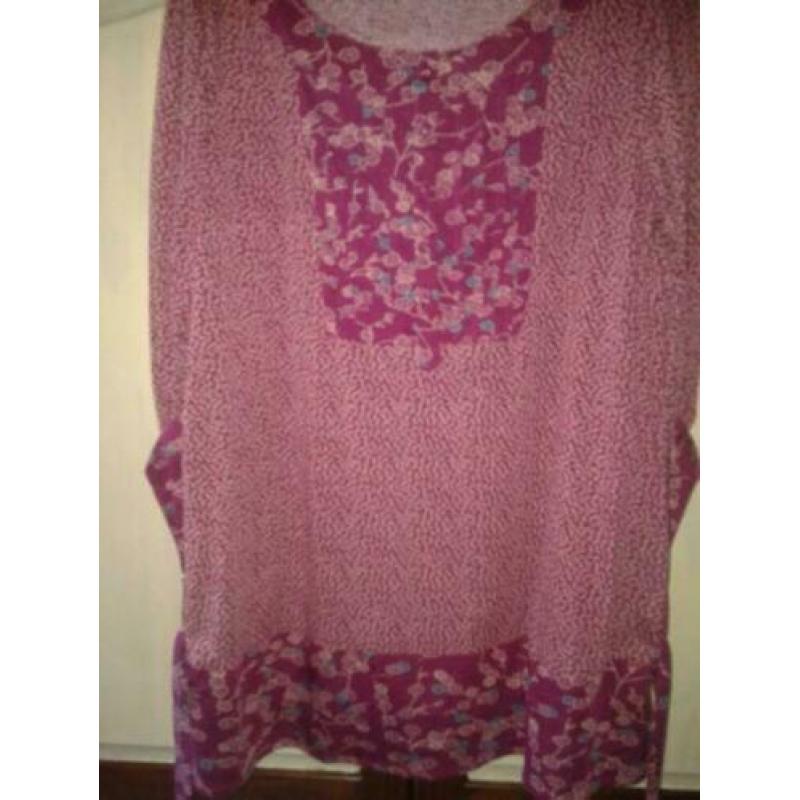 Leuke tuniek in bordeaux rood met print en 3/4 mouwen. 95% V