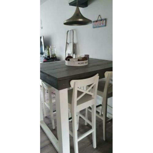 Mooie hooge eettafel met 4 stoelen zo goed als nieuwe