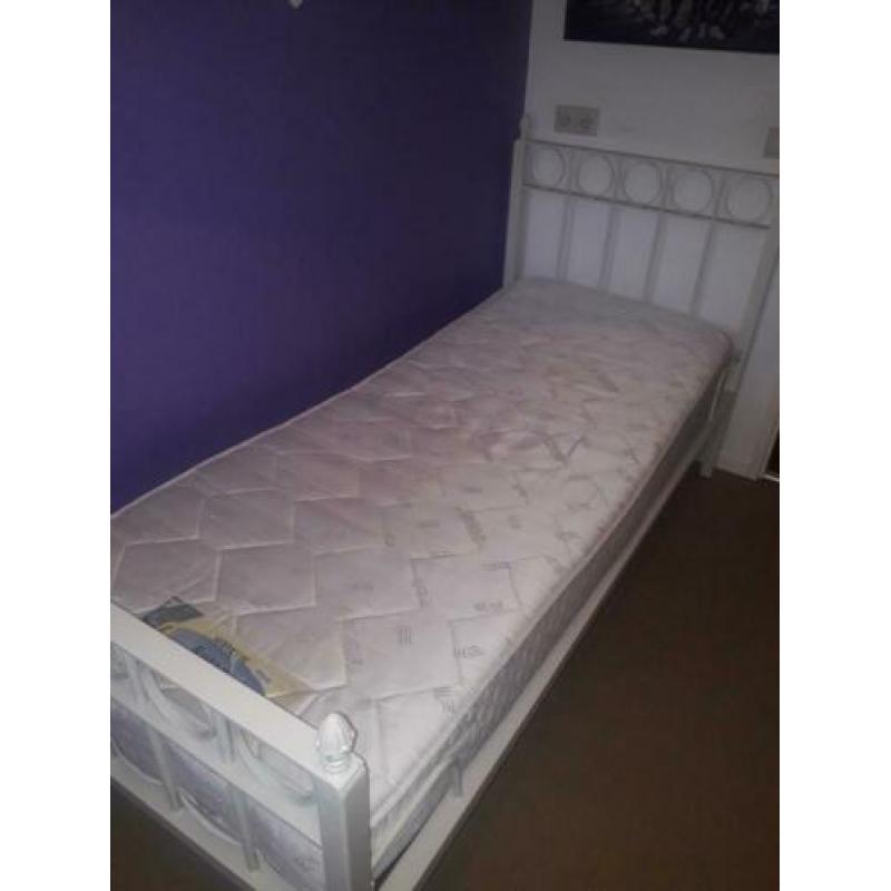 1 persoonsbed, handgemaakt, inclusief matras en lattenbodem