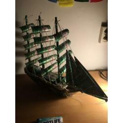 Boot gemaakt van Heineken bierblikjes, gekocht in Azië