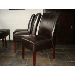 Lederen eetkamerstoelen.