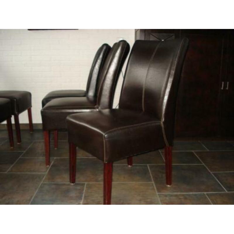 Lederen eetkamerstoelen.