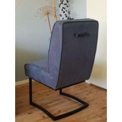 Twee eetkamerstoelen kleur blauw.