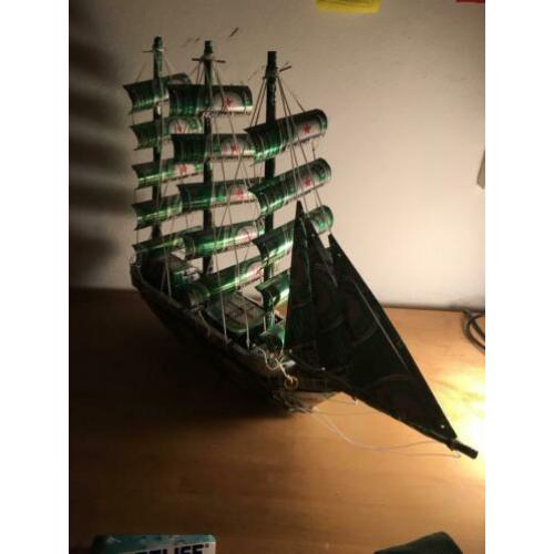 Boot gemaakt van Heineken bierblikjes, gekocht in Azië