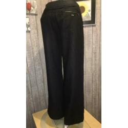 Mexx zwart linnen broek, geborduurde bloem op broekspijp M40