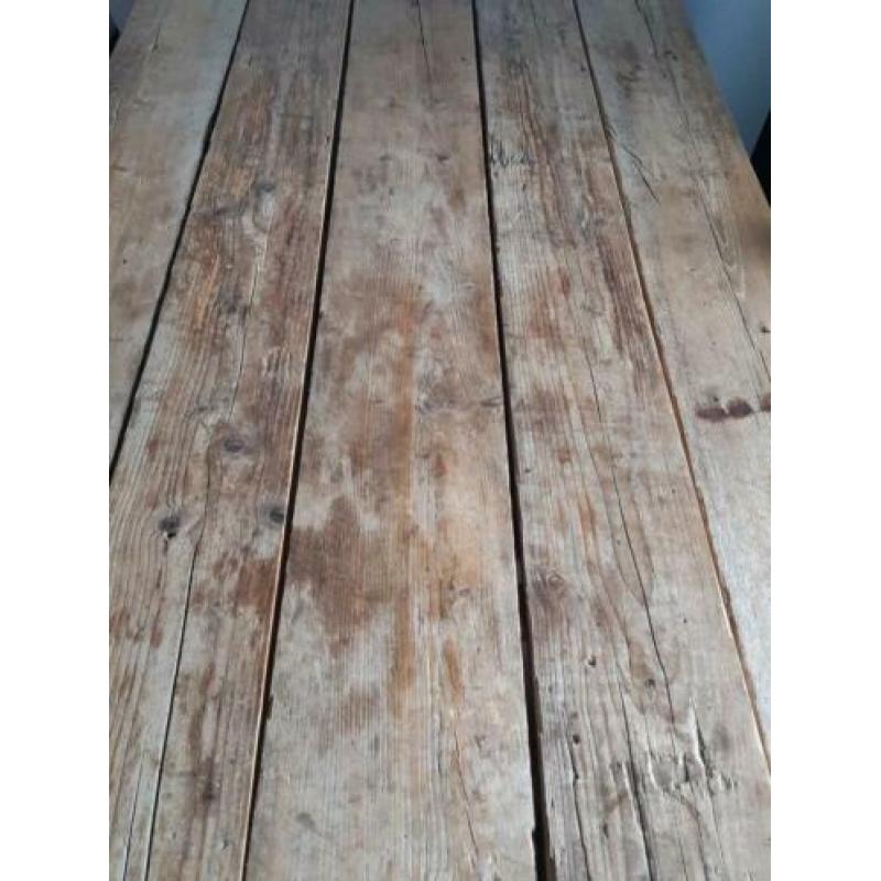 Houten eettafel + 4 donkerbruine stoelen met wieltjes