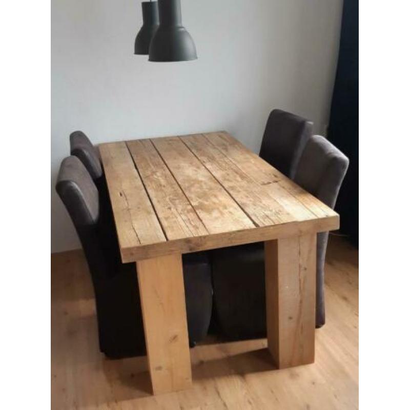 Houten eettafel + 4 donkerbruine stoelen met wieltjes