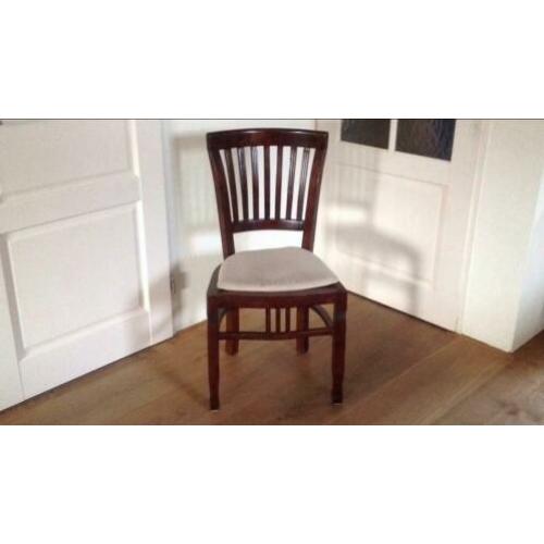 8 teakhouten stoelen