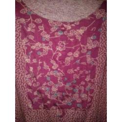 Leuke tuniek in bordeaux rood met print en 3/4 mouwen. 95% V