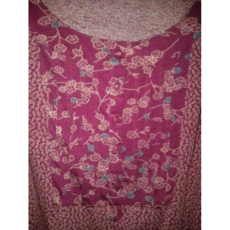 Leuke tuniek in bordeaux rood met print en 3/4 mouwen. 95% V