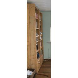 Boekenkast van gebruikt steigerhout