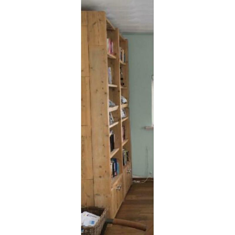 Boekenkast van gebruikt steigerhout