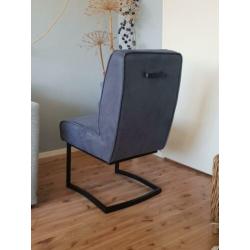 Twee eetkamerstoelen kleur blauw.