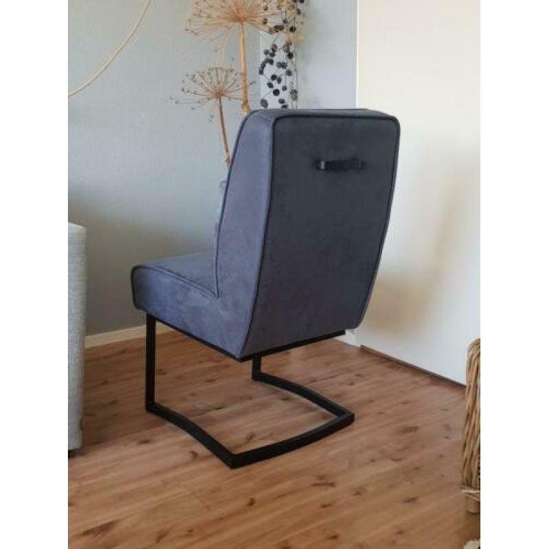 Twee eetkamerstoelen kleur blauw.