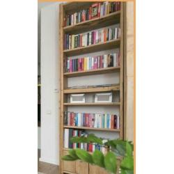 Boekenkast van gebruikt steigerhout