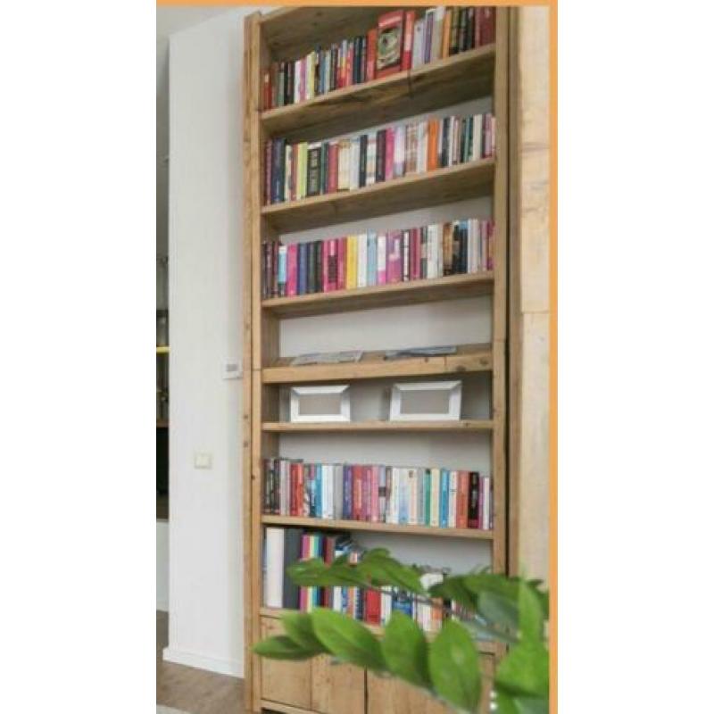 Boekenkast van gebruikt steigerhout