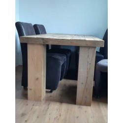 Houten eettafel + 4 donkerbruine stoelen met wieltjes