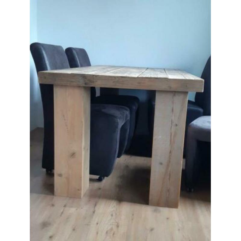Houten eettafel + 4 donkerbruine stoelen met wieltjes