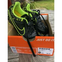 Voetbal jongens schoenen Nike zwart maat 29,5