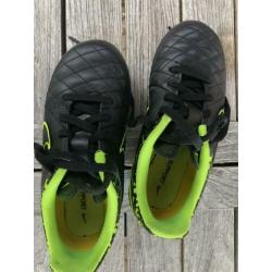 Voetbal jongens schoenen Nike zwart maat 29,5