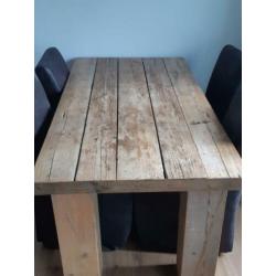 Houten eettafel + 4 donkerbruine stoelen met wieltjes