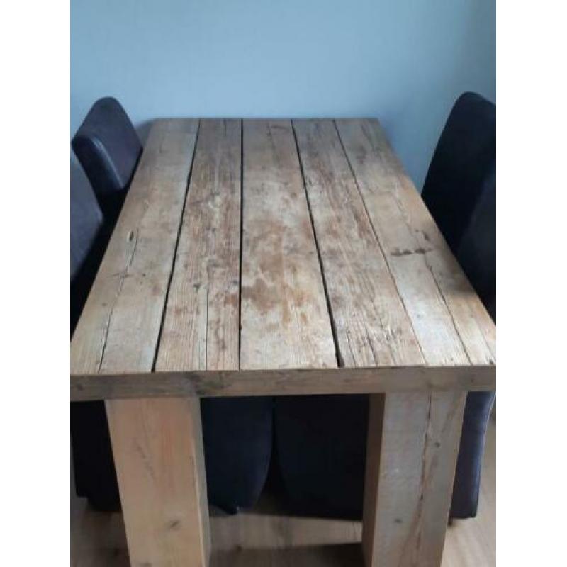 Houten eettafel + 4 donkerbruine stoelen met wieltjes