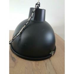 Zwarte industriële hanglamp