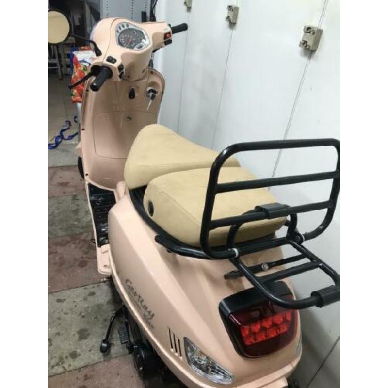 Gerray Star In nieuwstaat slecht 860 KM gelopen! Vespa Look!