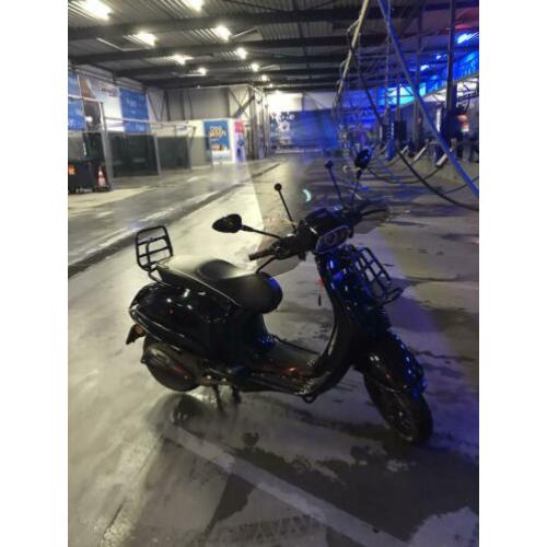 Vespa sprint black in black