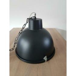 Zwarte industriële hanglamp