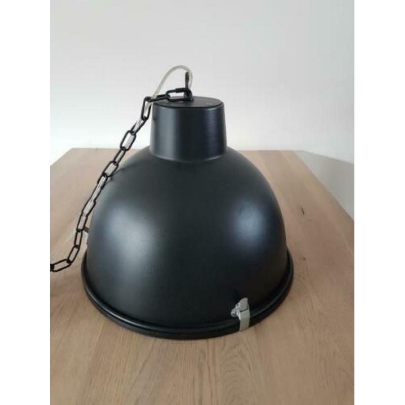 Zwarte industriële hanglamp
