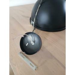 Zwarte industriële hanglamp