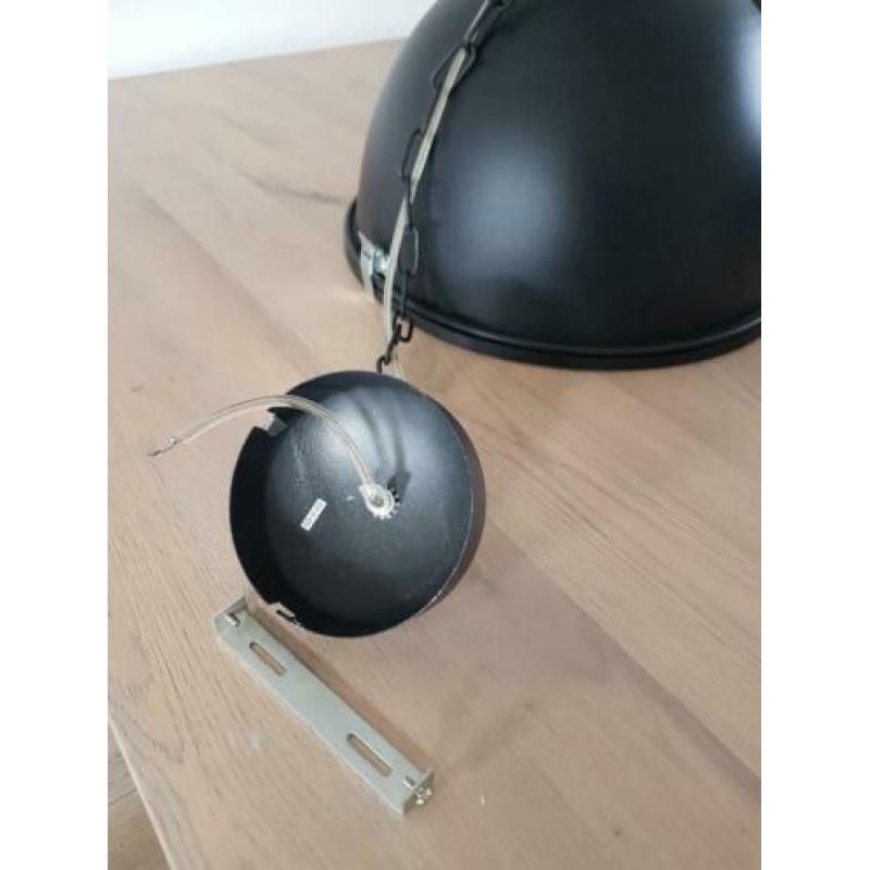 Zwarte industriële hanglamp