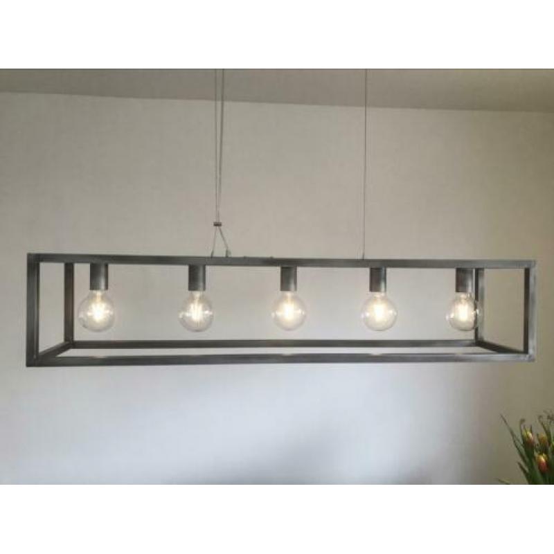 Industriële lamp led met 2 soorten lampen. Helder en warm