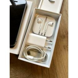 iPhone SE 16 GB in doos met oplader en nieuwe oordopjes