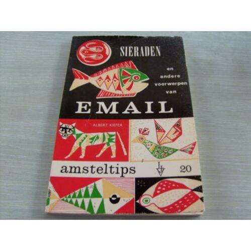 Sieraden en andere voorwerpen van EMAIL. Uit plm 1950