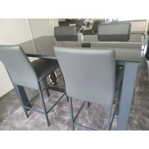 Eettafel (bar formaat) en barkrukken (tafel 1.40-0.80)