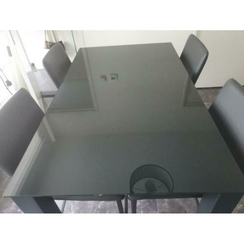 Eettafel (bar formaat) en barkrukken (tafel 1.40-0.80)