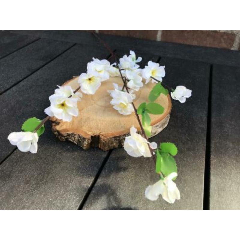 Partij kunstbloemen bloesem/bloesemboom takken wit 61 cm