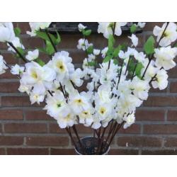 Partij kunstbloemen bloesem/bloesemboom takken wit 61 cm
