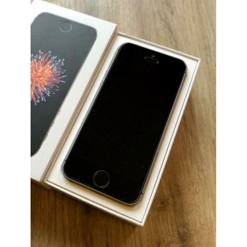iPhone SE 16 GB in doos met oplader en nieuwe oordopjes