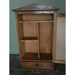 Oud houten wandkastje met spiegel en lade