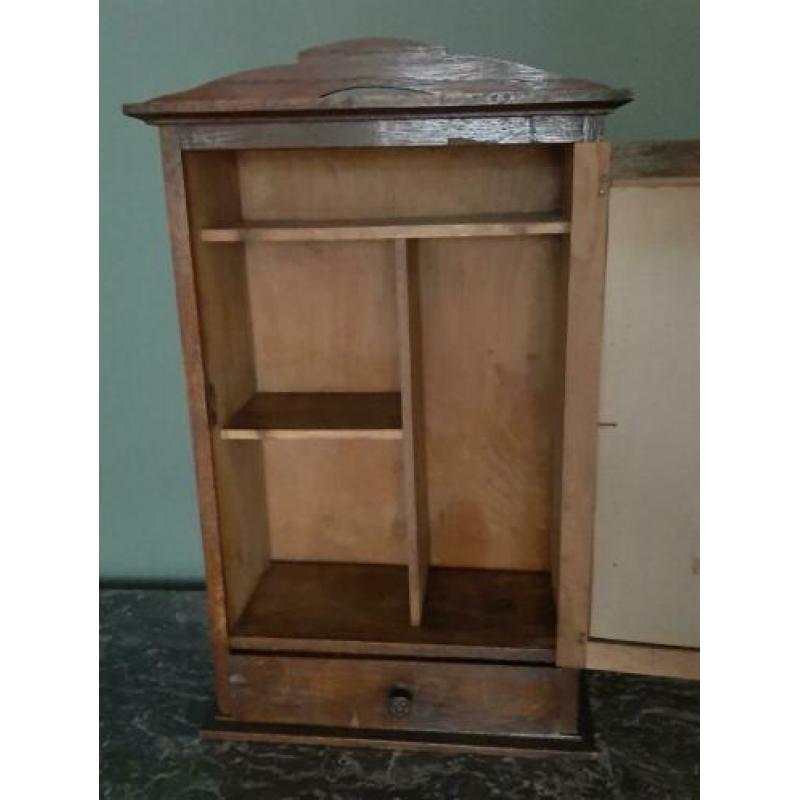 Oud houten wandkastje met spiegel en lade