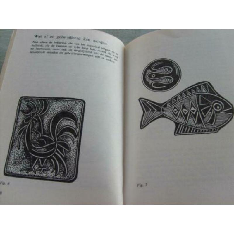 Sieraden en andere voorwerpen van EMAIL. Uit plm 1950