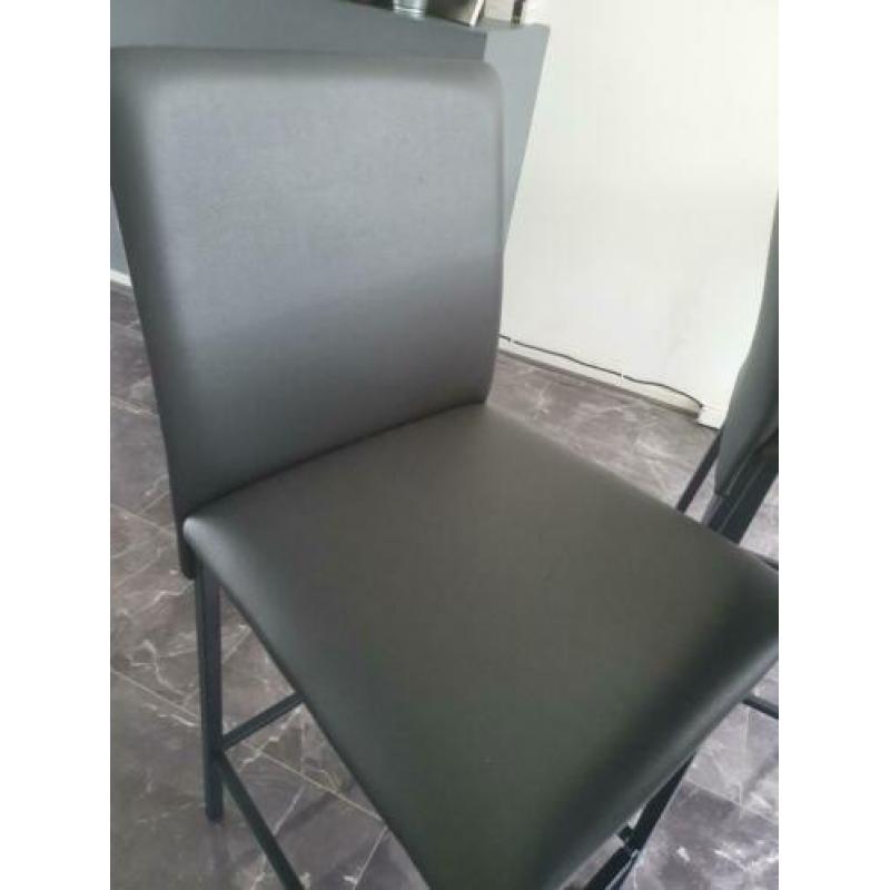 Eettafel (bar formaat) en barkrukken (tafel 1.40-0.80)