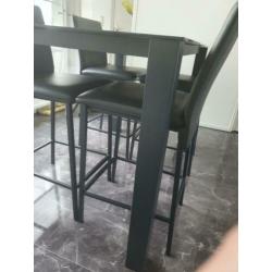 Eettafel (bar formaat) en barkrukken (tafel 1.40-0.80)