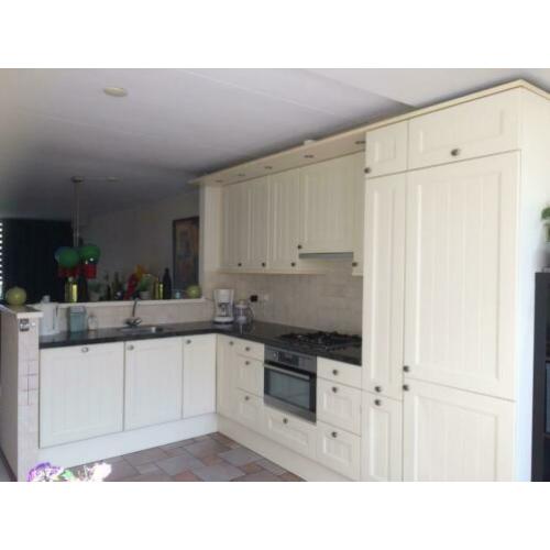 Complete(Grando) Keuken Vanille kleur, incl apparaten